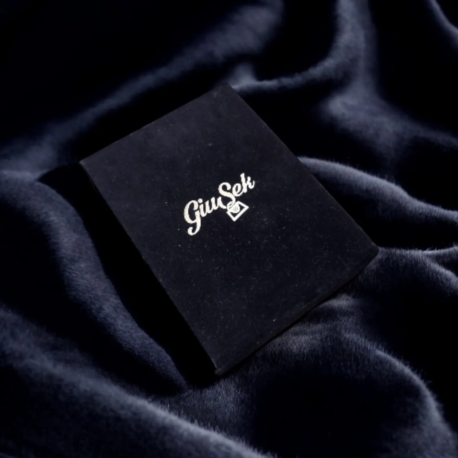 Il cofanetto magnetico in velluto nero con la scritta oro