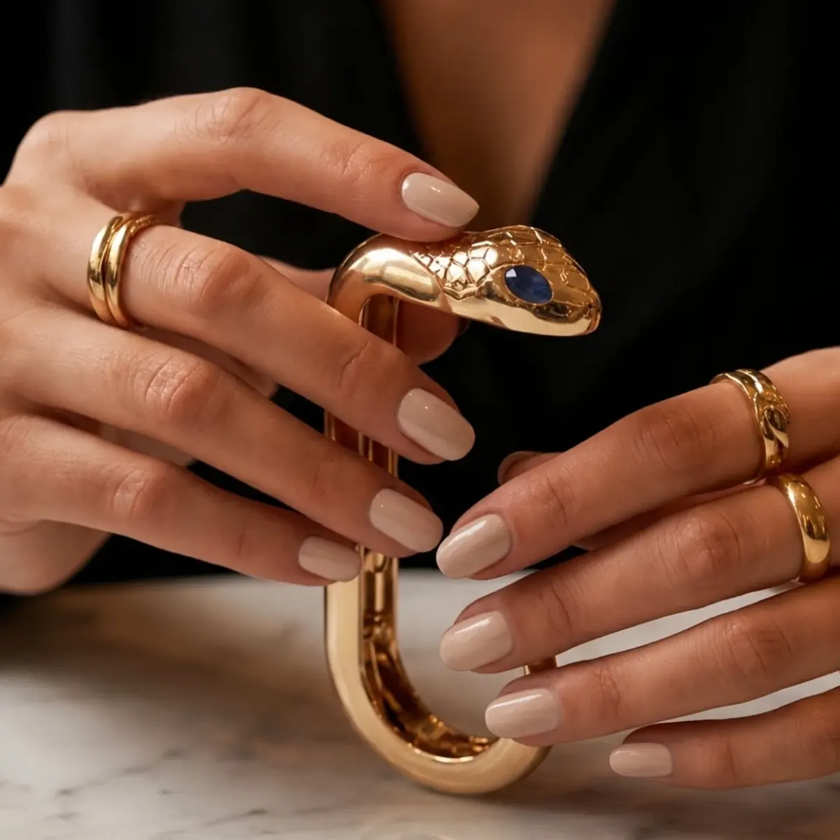 Mani con anelli d'oro e il gancio GiuSek