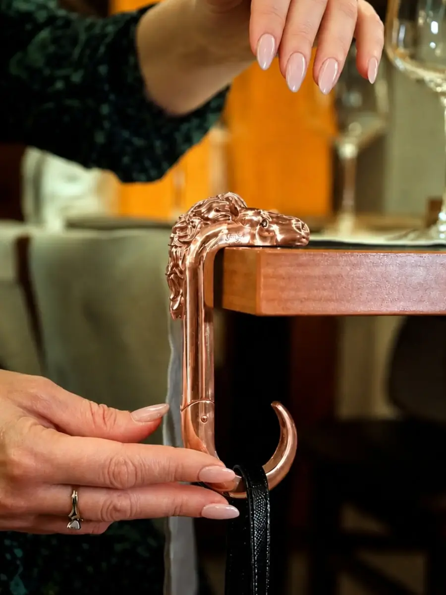 Eleganza Rose tra le dita