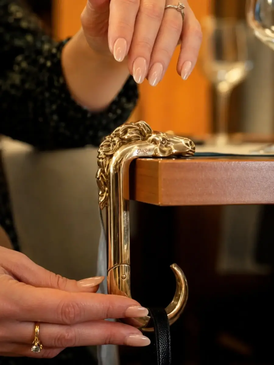 Eleganza Gold tra le dita