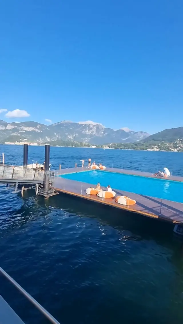 Il lago di Como visto dal pontile