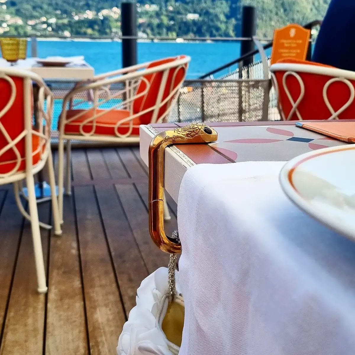 Pranzo sulla terrazza del lago