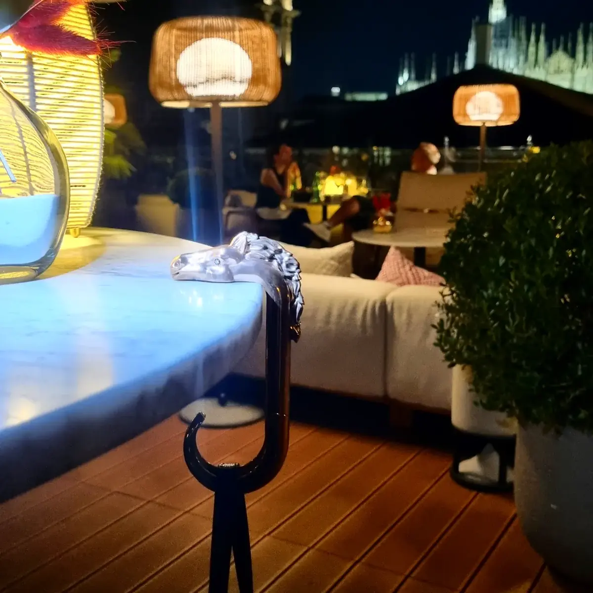 Terrazza illuminata di notte